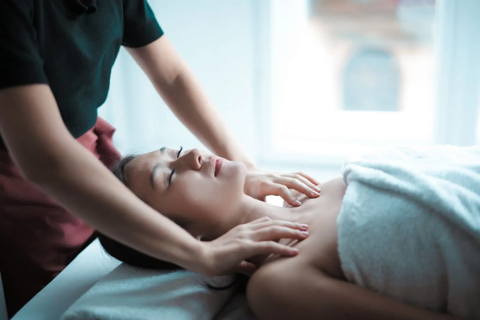 Een masseur aan het werk, de klant ligt ontspannen op de tafel